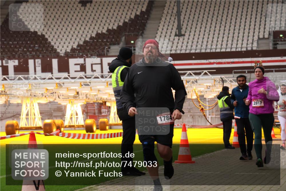 08.12.2024 - St. Pauli X-Mass-Run No. 14 Yannick Fuchs http://msf.ph/oto/7479033 08.12.2024 10:02:04 Ziel 86, 588, 1784, 2302, 2361, 2362, 2780, 2817, 2826, 2965, 3093, 3304 meine-sportfotos.de