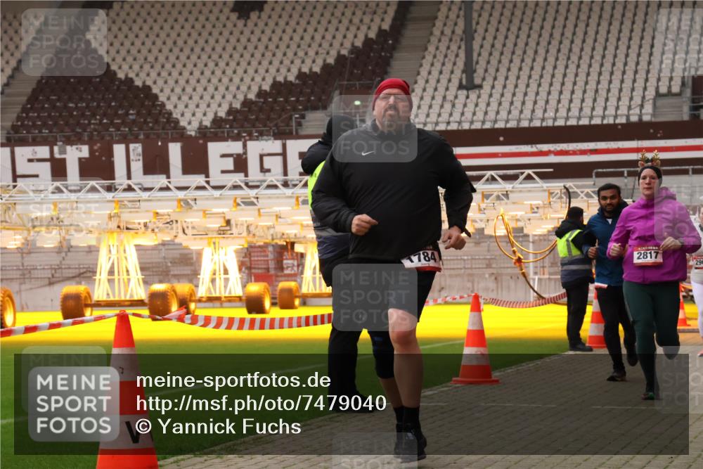 08.12.2024 - St. Pauli X-Mass-Run No. 14 Yannick Fuchs http://msf.ph/oto/7479040 08.12.2024 10:02:05 Ziel 86, 588, 1784, 2302, 2361, 2362, 2780, 2817, 2826, 2965, 3093, 3304 meine-sportfotos.de