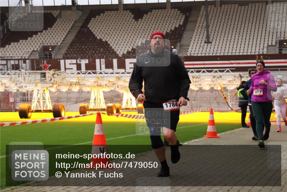 08.12.2024 - St. Pauli X-Mass-Run No. 14 Yannick Fuchs http://msf.ph/oto/7479050 08.12.2024 10:02:05 Ziel 86, 588, 1784, 2302, 2361, 2362, 2780, 2817, 2826, 2965, 3093, 3304 meine-sportfotos.de