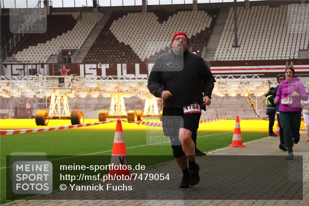 08.12.2024 - St. Pauli X-Mass-Run No. 14 Yannick Fuchs http://msf.ph/oto/7479054 08.12.2024 10:02:05 Ziel 86, 588, 1784, 2302, 2361, 2362, 2780, 2817, 2826, 2965, 3093, 3304 meine-sportfotos.de