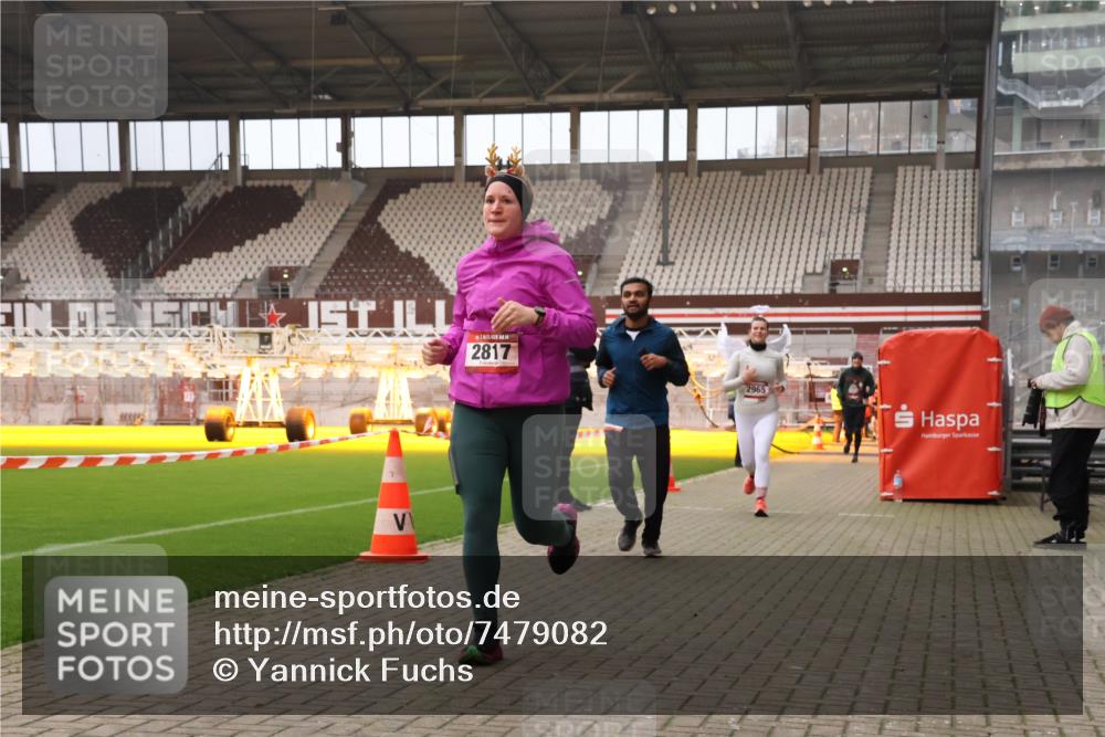 08.12.2024 - St. Pauli X-Mass-Run No. 14 Yannick Fuchs http://msf.ph/oto/7479082 08.12.2024 10:02:08 Ziel 86, 588, 838, 1784, 2302, 2361, 2362, 2780, 2817, 2826, 2965, 3093, 3255, 3304 meine-sportfotos.de