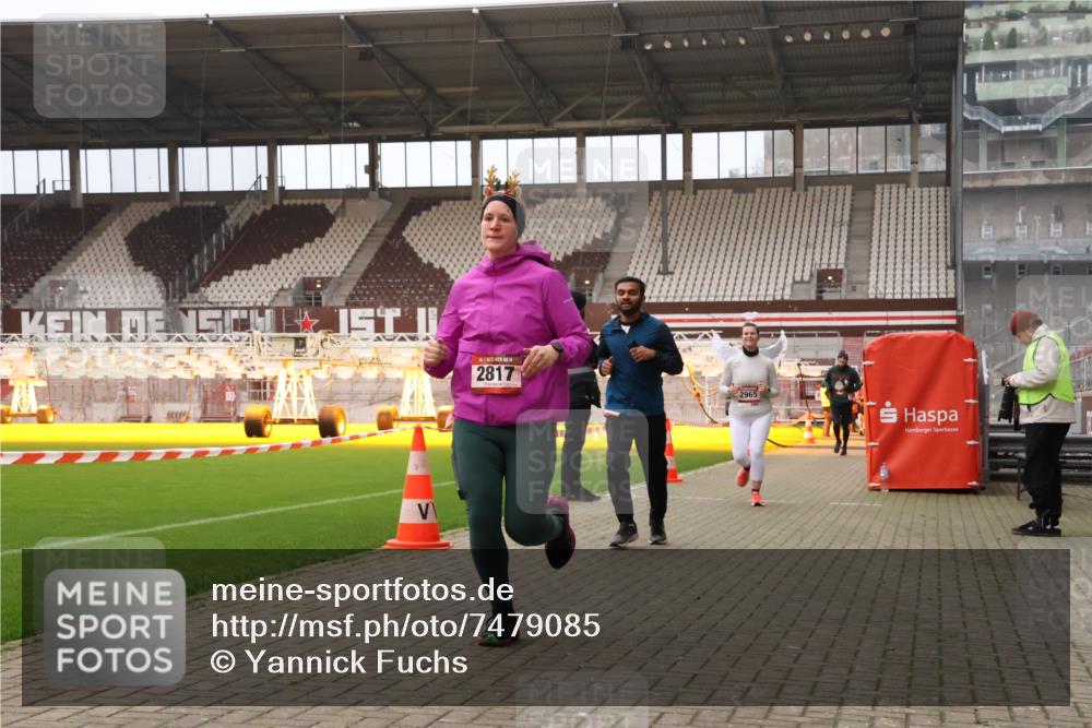 08.12.2024 - St. Pauli X-Mass-Run No. 14 Yannick Fuchs http://msf.ph/oto/7479085 08.12.2024 10:02:08 Ziel 86, 588, 838, 1784, 2302, 2361, 2362, 2780, 2817, 2826, 2965, 3093, 3255, 3304 meine-sportfotos.de