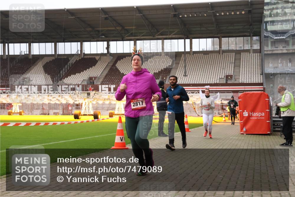 08.12.2024 - St. Pauli X-Mass-Run No. 14 Yannick Fuchs http://msf.ph/oto/7479089 08.12.2024 10:02:08 Ziel 86, 588, 838, 1784, 2302, 2361, 2362, 2780, 2817, 2826, 2965, 3093, 3255, 3304 meine-sportfotos.de