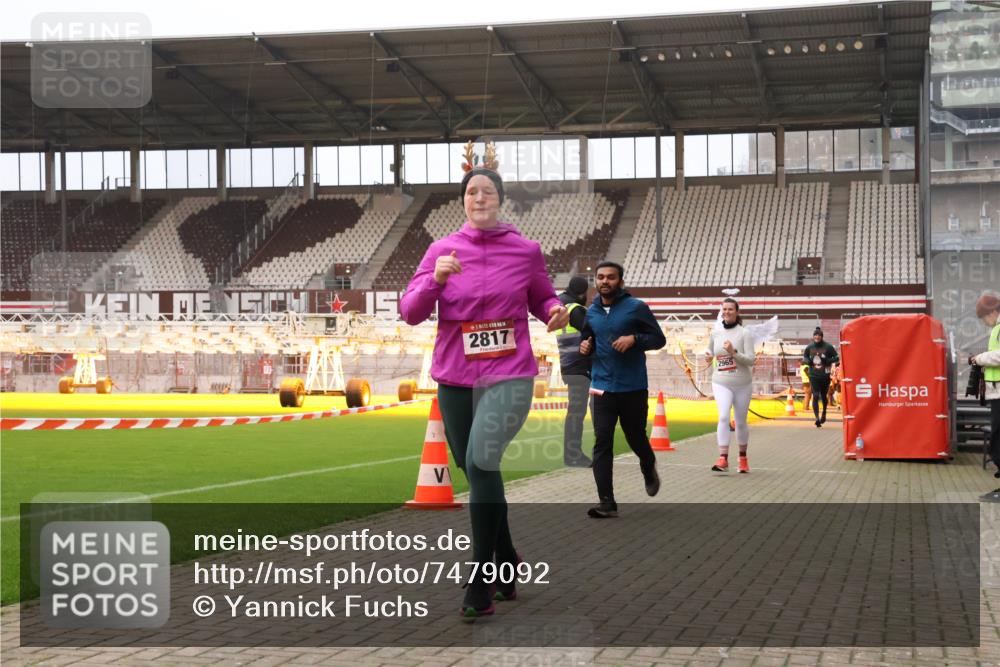 08.12.2024 - St. Pauli X-Mass-Run No. 14 Yannick Fuchs http://msf.ph/oto/7479092 08.12.2024 10:02:08 Ziel 86, 588, 838, 1784, 2302, 2361, 2362, 2780, 2817, 2826, 2965, 3093, 3255, 3304 meine-sportfotos.de
