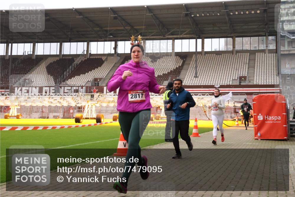 08.12.2024 - St. Pauli X-Mass-Run No. 14 Yannick Fuchs http://msf.ph/oto/7479095 08.12.2024 10:02:08 Ziel 86, 588, 838, 1784, 2302, 2361, 2362, 2780, 2817, 2826, 2965, 3093, 3255, 3304 meine-sportfotos.de
