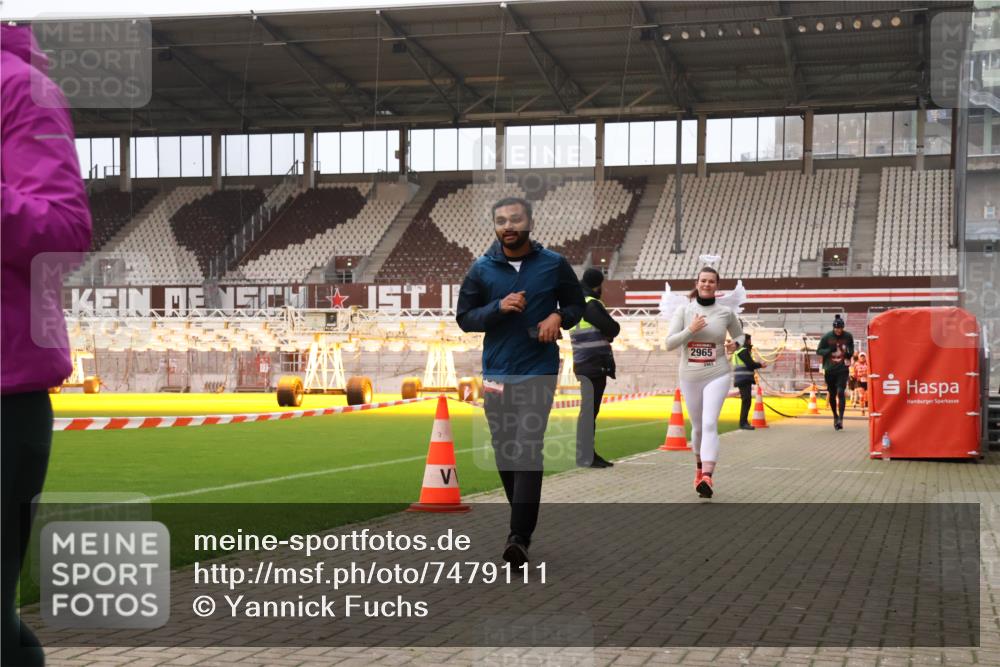 08.12.2024 - St. Pauli X-Mass-Run No. 14 Yannick Fuchs http://msf.ph/oto/7479111 08.12.2024 10:02:09 Ziel 86, 588, 838, 1784, 2302, 2361, 2362, 2780, 2817, 2826, 2965, 3093, 3255, 3304 meine-sportfotos.de