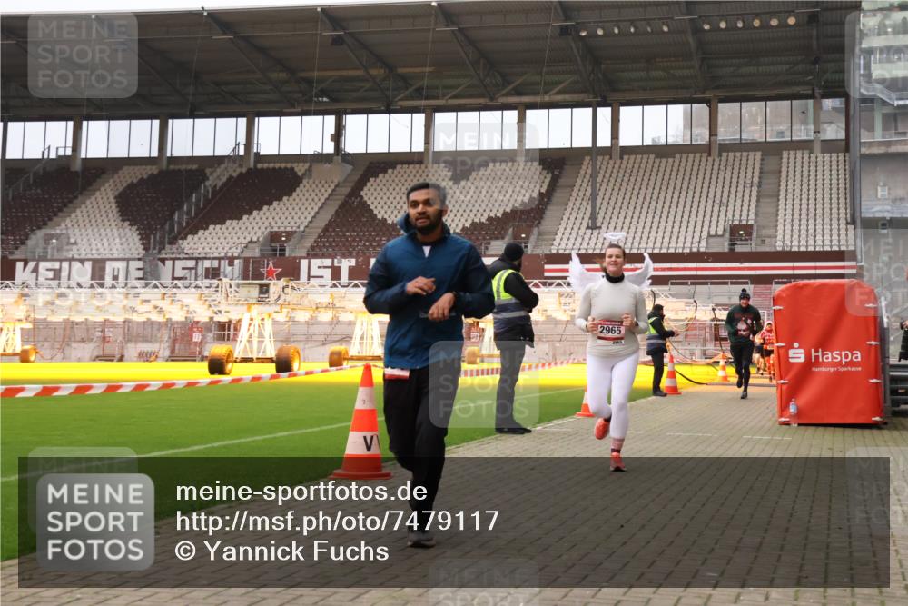 08.12.2024 - St. Pauli X-Mass-Run No. 14 Yannick Fuchs http://msf.ph/oto/7479117 08.12.2024 10:02:09 Ziel 86, 588, 838, 1784, 2302, 2361, 2362, 2780, 2817, 2826, 2965, 3093, 3255, 3304 meine-sportfotos.de