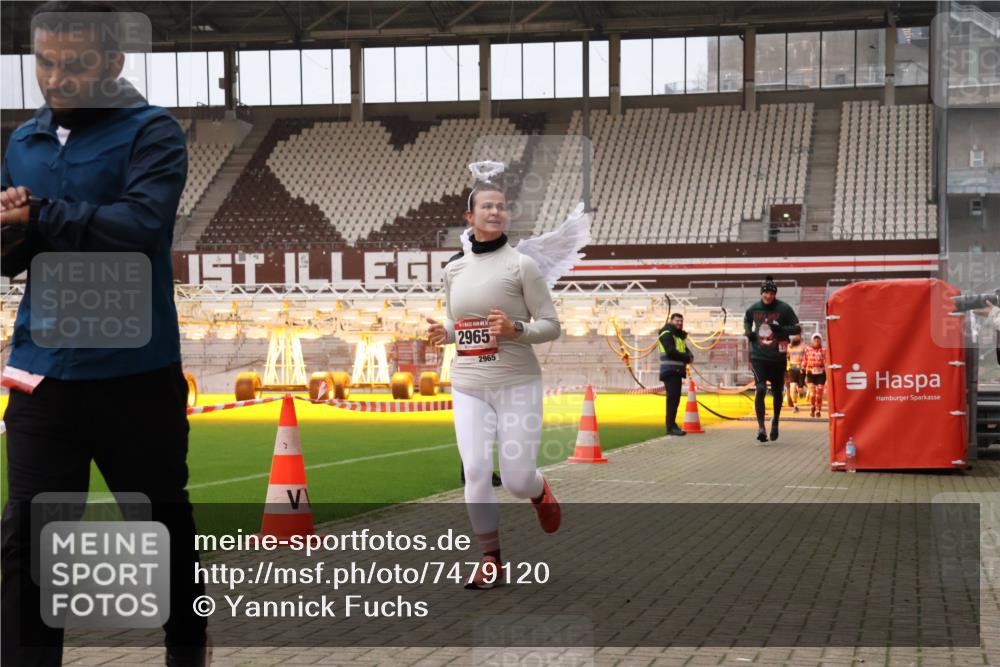 08.12.2024 - St. Pauli X-Mass-Run No. 14 Yannick Fuchs http://msf.ph/oto/7479120 08.12.2024 10:02:10 Ziel 588, 838, 1784, 2361, 2362, 2780, 2817, 2826, 2965, 3093, 3255, 3304 meine-sportfotos.de