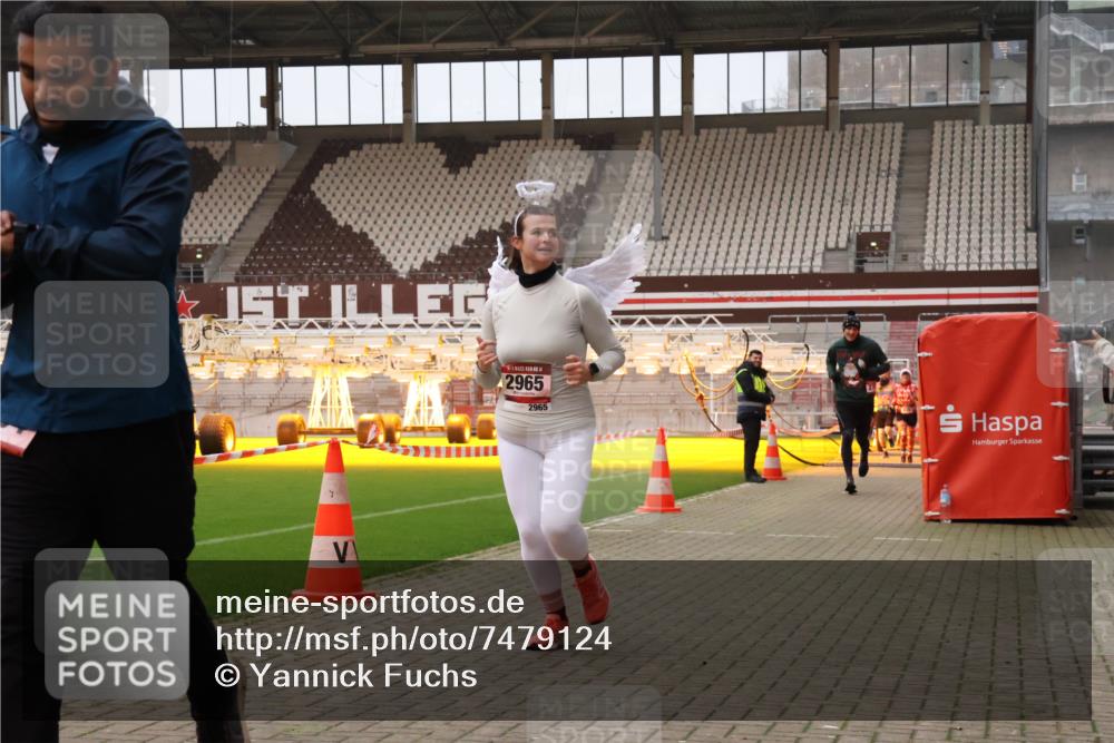 08.12.2024 - St. Pauli X-Mass-Run No. 14 Yannick Fuchs http://msf.ph/oto/7479124 08.12.2024 10:02:11 Ziel 588, 838, 1784, 2780, 2817, 2965, 3093, 3255, 3304 meine-sportfotos.de