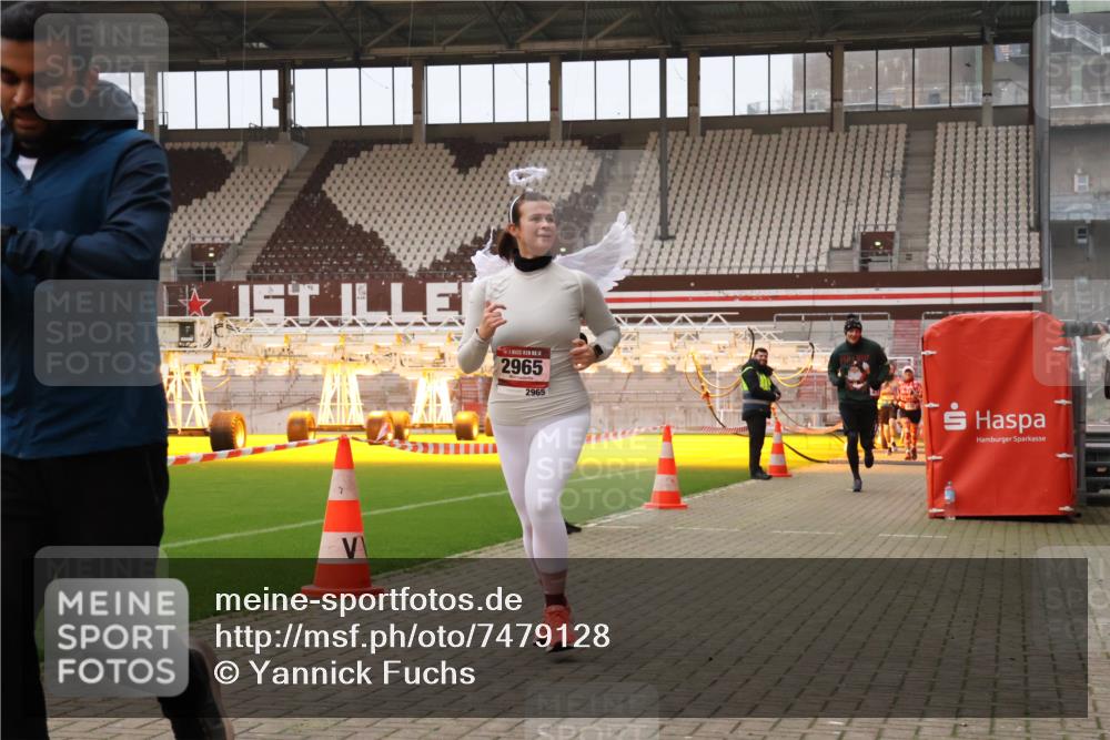 08.12.2024 - St. Pauli X-Mass-Run No. 14 Yannick Fuchs http://msf.ph/oto/7479128 08.12.2024 10:02:11 Ziel 588, 838, 1784, 2780, 2817, 2965, 3093, 3255, 3304 meine-sportfotos.de
