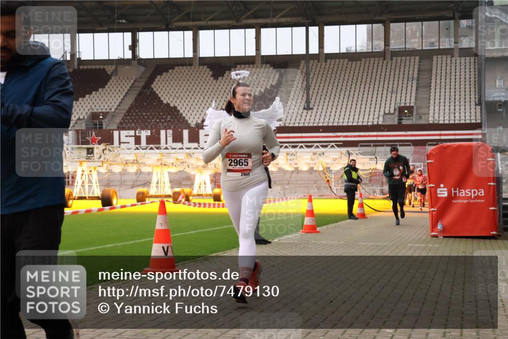 08.12.2024 - St. Pauli X-Mass-Run No. 14 Yannick Fuchs http://msf.ph/oto/7479130 08.12.2024 10:02:11 Ziel 588, 838, 1784, 2780, 2817, 2965, 3093, 3255, 3304 meine-sportfotos.de