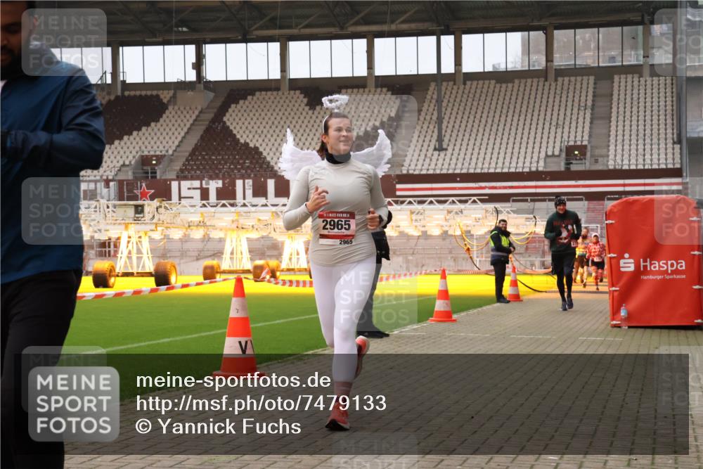 08.12.2024 - St. Pauli X-Mass-Run No. 14 Yannick Fuchs http://msf.ph/oto/7479133 08.12.2024 10:02:11 Ziel 588, 838, 1784, 2780, 2817, 2965, 3093, 3255, 3304 meine-sportfotos.de