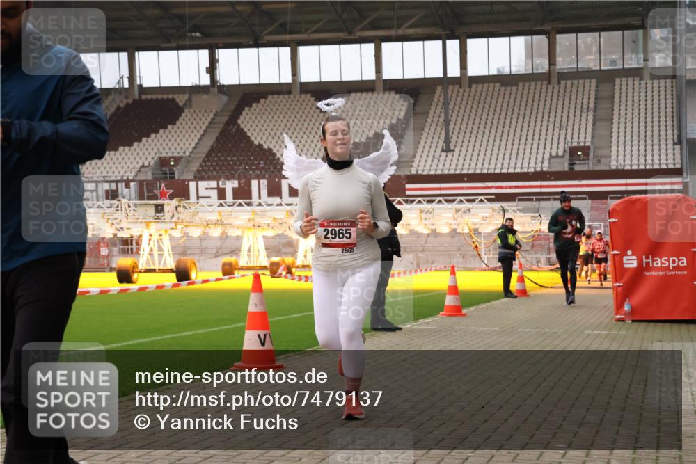 08.12.2024 - St. Pauli X-Mass-Run No. 14 Yannick Fuchs http://msf.ph/oto/7479137 08.12.2024 10:02:11 Ziel 588, 838, 1784, 2780, 2817, 2965, 3093, 3255, 3304 meine-sportfotos.de