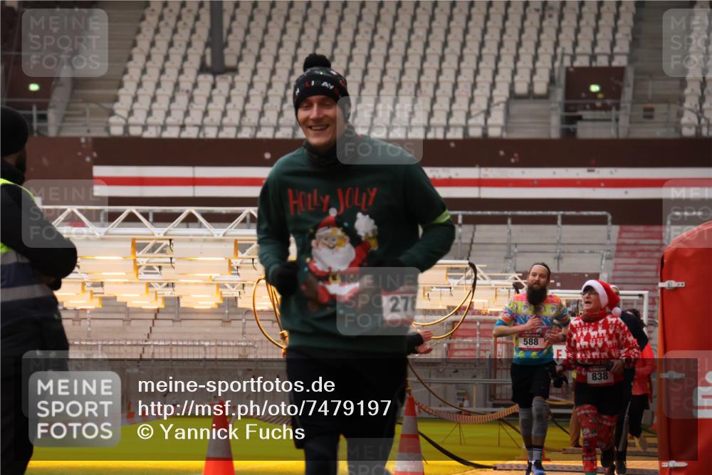 08.12.2024 - St. Pauli X-Mass-Run No. 14 Yannick Fuchs http://msf.ph/oto/7479197 08.12.2024 10:02:14 Ziel 588, 838, 1784, 2780, 2817, 2965, 3255, 3304 meine-sportfotos.de