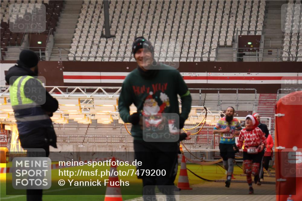 08.12.2024 - St. Pauli X-Mass-Run No. 14 Yannick Fuchs http://msf.ph/oto/7479200 08.12.2024 10:02:14 Ziel 588, 838, 1784, 2780, 2817, 2965, 3255, 3304 meine-sportfotos.de