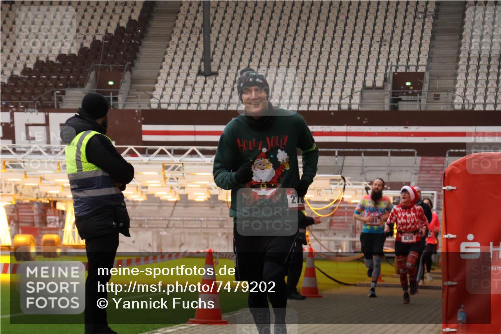 08.12.2024 - St. Pauli X-Mass-Run No. 14 Yannick Fuchs http://msf.ph/oto/7479202 08.12.2024 10:02:14 Ziel 588, 838, 1784, 2780, 2817, 2965, 3255, 3304 meine-sportfotos.de