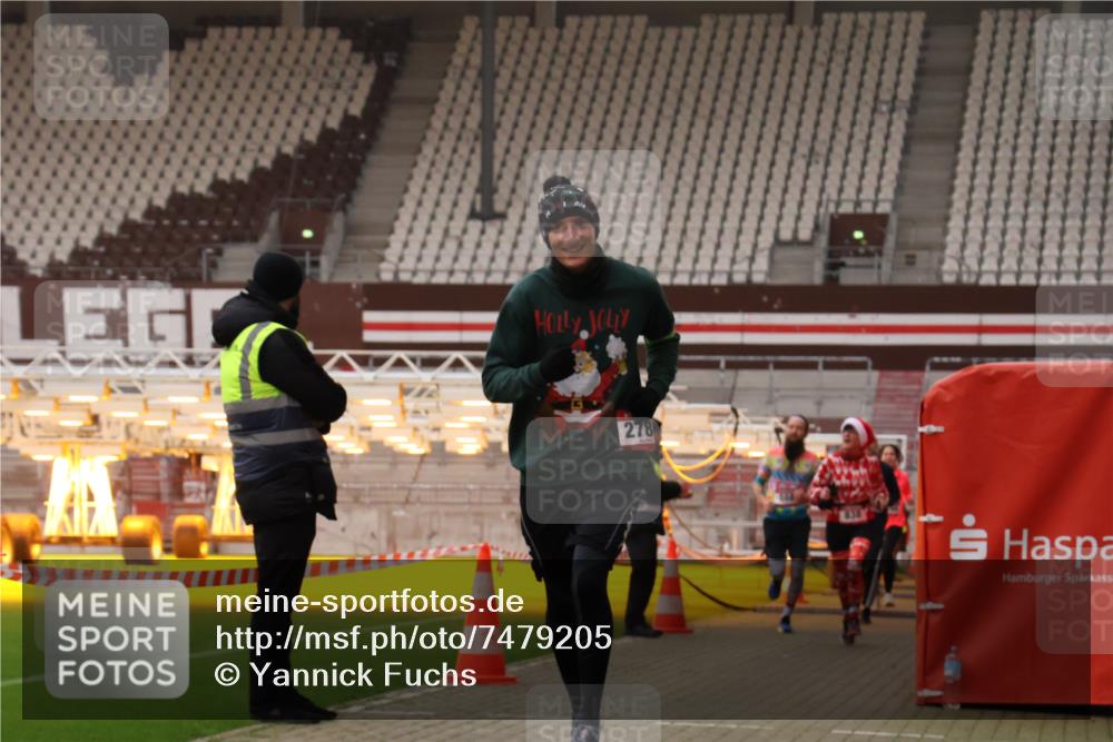 08.12.2024 - St. Pauli X-Mass-Run No. 14 Yannick Fuchs http://msf.ph/oto/7479205 08.12.2024 10:02:14 Ziel 588, 838, 1784, 2780, 2817, 2965, 3255, 3304 meine-sportfotos.de