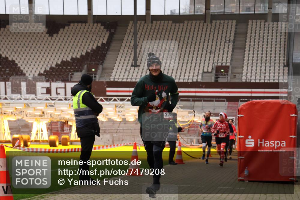 08.12.2024 - St. Pauli X-Mass-Run No. 14 Yannick Fuchs http://msf.ph/oto/7479208 08.12.2024 10:02:14 Ziel 588, 838, 1784, 2780, 2817, 2965, 3255, 3304 meine-sportfotos.de