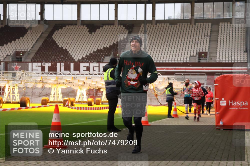 08.12.2024 - St. Pauli X-Mass-Run No. 14 Yannick Fuchs http://msf.ph/oto/7479209 08.12.2024 10:02:15 Ziel 588, 838, 1784, 2780, 2817, 2965, 3255, 3304 meine-sportfotos.de