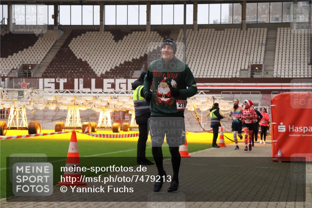 08.12.2024 - St. Pauli X-Mass-Run No. 14 Yannick Fuchs http://msf.ph/oto/7479213 08.12.2024 10:02:15 Ziel 588, 838, 1784, 2780, 2817, 2965, 3255, 3304 meine-sportfotos.de