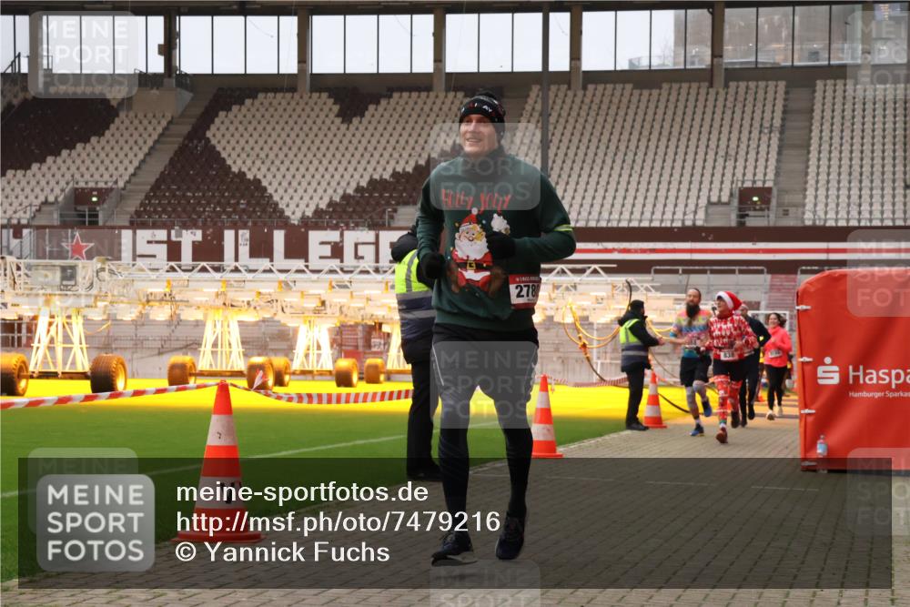 08.12.2024 - St. Pauli X-Mass-Run No. 14 Yannick Fuchs http://msf.ph/oto/7479216 08.12.2024 10:02:15 Ziel 588, 838, 1784, 2780, 2817, 2965, 3255, 3304 meine-sportfotos.de