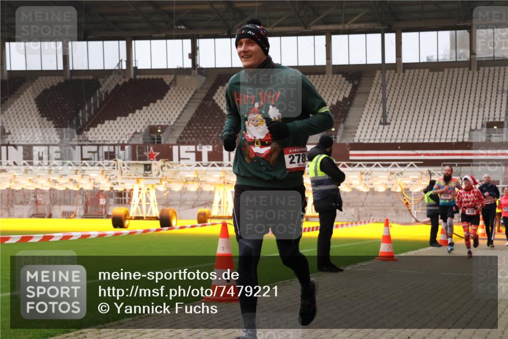 08.12.2024 - St. Pauli X-Mass-Run No. 14 Yannick Fuchs http://msf.ph/oto/7479221 08.12.2024 10:02:16 Ziel 588, 838, 1784, 2780, 2817, 2965, 3255, 3304 meine-sportfotos.de