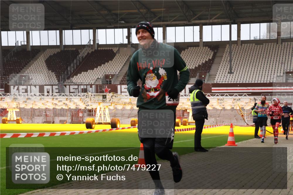 08.12.2024 - St. Pauli X-Mass-Run No. 14 Yannick Fuchs http://msf.ph/oto/7479227 08.12.2024 10:02:16 Ziel 588, 838, 1784, 2780, 2817, 2965, 3255, 3304 meine-sportfotos.de