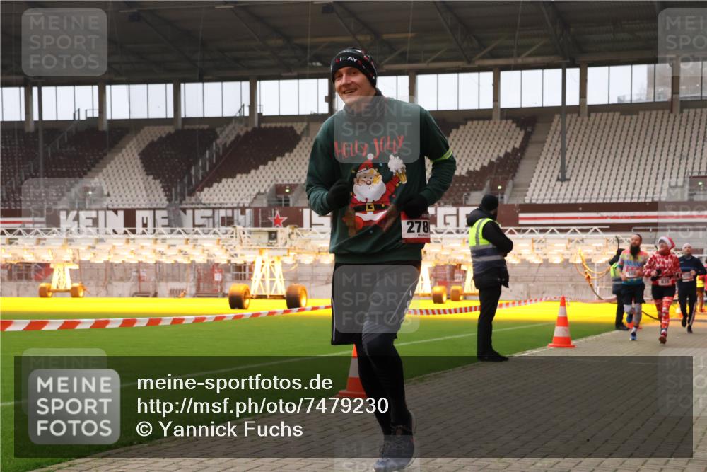08.12.2024 - St. Pauli X-Mass-Run No. 14 Yannick Fuchs http://msf.ph/oto/7479230 08.12.2024 10:02:16 Ziel 588, 838, 1784, 2780, 2817, 2965, 3255, 3304 meine-sportfotos.de