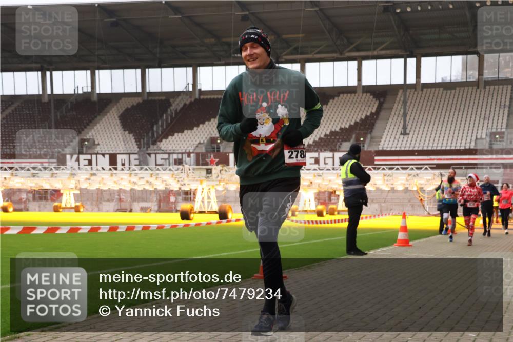 08.12.2024 - St. Pauli X-Mass-Run No. 14 Yannick Fuchs http://msf.ph/oto/7479234 08.12.2024 10:02:17 Ziel 588, 838, 1784, 2780, 2965, 3255, 3304 meine-sportfotos.de