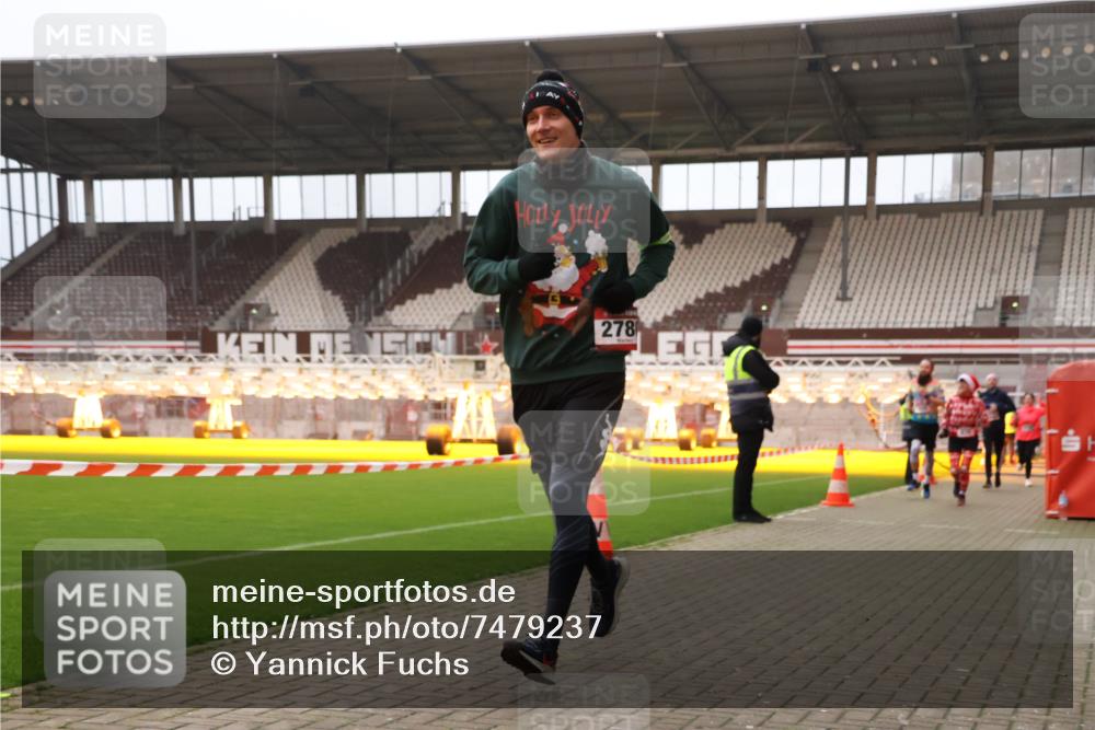 08.12.2024 - St. Pauli X-Mass-Run No. 14 Yannick Fuchs http://msf.ph/oto/7479237 08.12.2024 10:02:17 Ziel 588, 838, 1784, 2780, 2965, 3255, 3304 meine-sportfotos.de