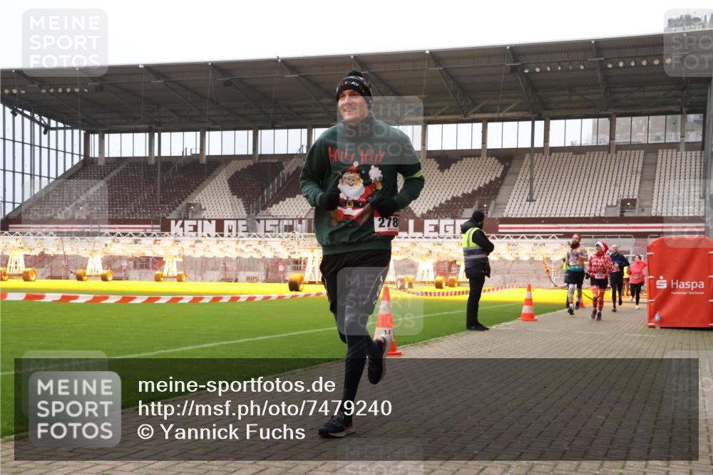 08.12.2024 - St. Pauli X-Mass-Run No. 14 Yannick Fuchs http://msf.ph/oto/7479240 08.12.2024 10:02:17 Ziel 588, 838, 1784, 2780, 2965, 3255, 3304 meine-sportfotos.de
