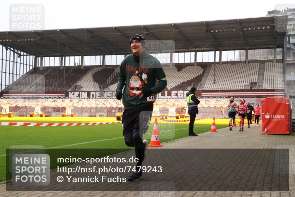 08.12.2024 - St. Pauli X-Mass-Run No. 14 Yannick Fuchs http://msf.ph/oto/7479243 08.12.2024 10:02:17 Ziel 588, 838, 1784, 2780, 2965, 3255, 3304 meine-sportfotos.de