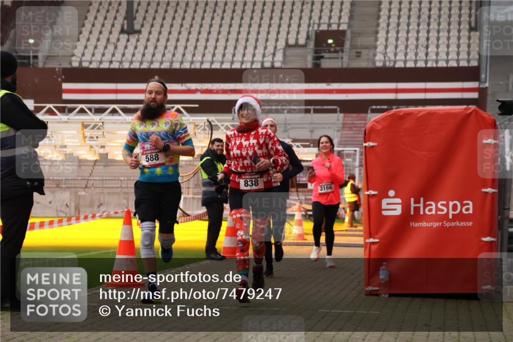 08.12.2024 - St. Pauli X-Mass-Run No. 14 Yannick Fuchs http://msf.ph/oto/7479247 08.12.2024 10:02:18 Ziel 479, 588, 838, 1784, 2780, 2965, 3255, 3304 meine-sportfotos.de