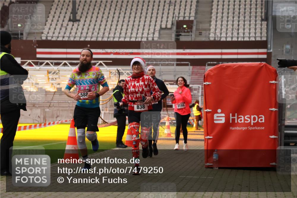 08.12.2024 - St. Pauli X-Mass-Run No. 14 Yannick Fuchs http://msf.ph/oto/7479250 08.12.2024 10:02:18 Ziel 479, 588, 838, 1784, 2780, 2965, 3255, 3304 meine-sportfotos.de