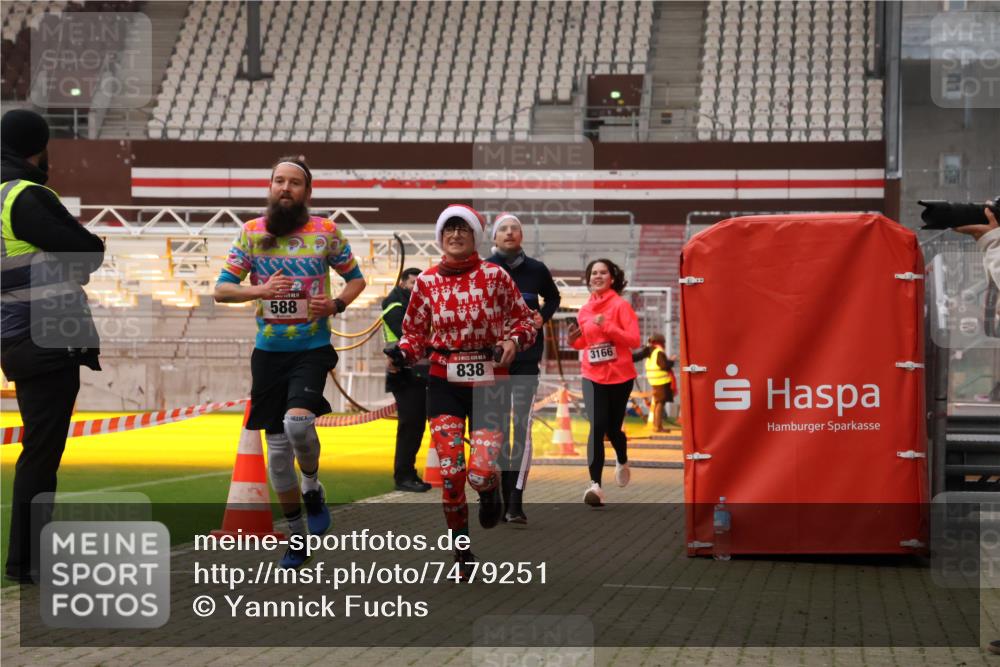 08.12.2024 - St. Pauli X-Mass-Run No. 14 Yannick Fuchs http://msf.ph/oto/7479251 08.12.2024 10:02:18 Ziel 479, 588, 838, 1784, 2780, 2965, 3255, 3304 meine-sportfotos.de
