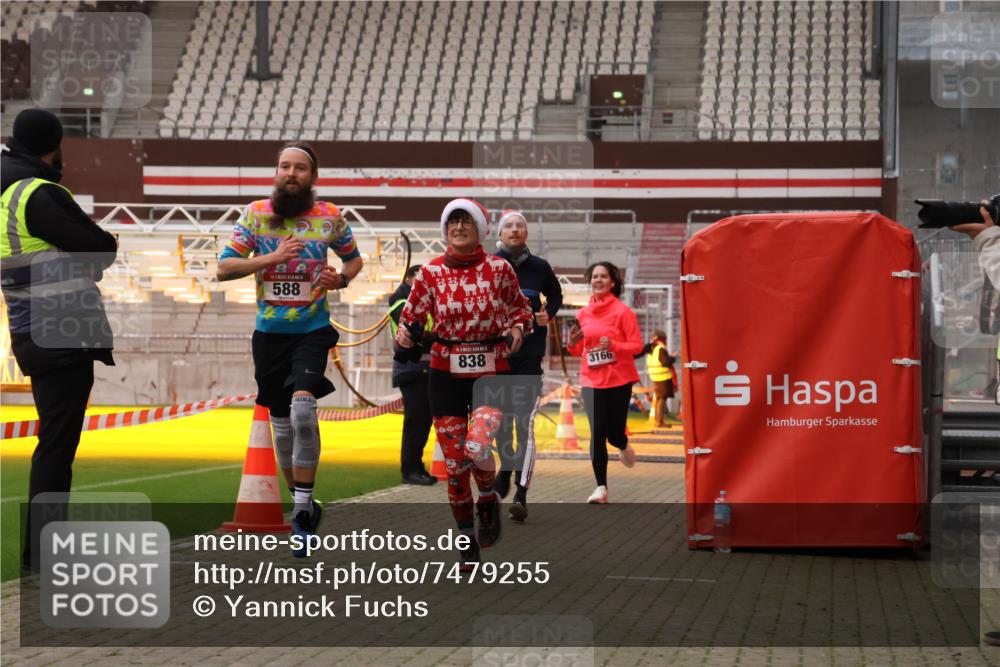 08.12.2024 - St. Pauli X-Mass-Run No. 14 Yannick Fuchs http://msf.ph/oto/7479255 08.12.2024 10:02:18 Ziel 479, 588, 838, 1784, 2780, 2965, 3255, 3304 meine-sportfotos.de