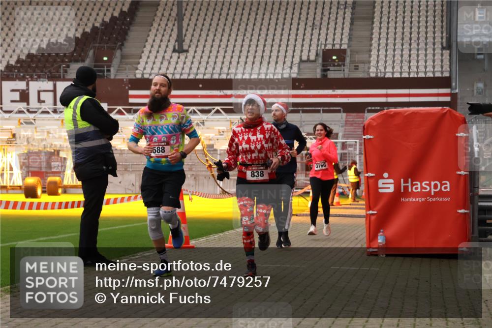 08.12.2024 - St. Pauli X-Mass-Run No. 14 Yannick Fuchs http://msf.ph/oto/7479257 08.12.2024 10:02:19 Ziel 479, 588, 838, 1784, 2780, 2965, 3255, 3304 meine-sportfotos.de
