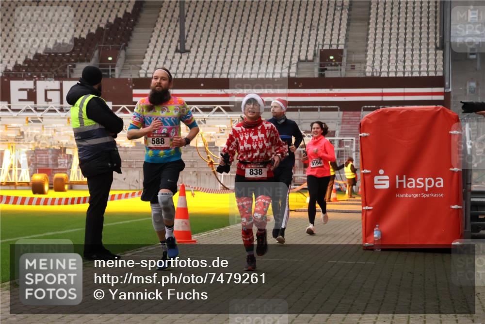 08.12.2024 - St. Pauli X-Mass-Run No. 14 Yannick Fuchs http://msf.ph/oto/7479261 08.12.2024 10:02:19 Ziel 479, 588, 838, 1784, 2780, 2965, 3255, 3304 meine-sportfotos.de