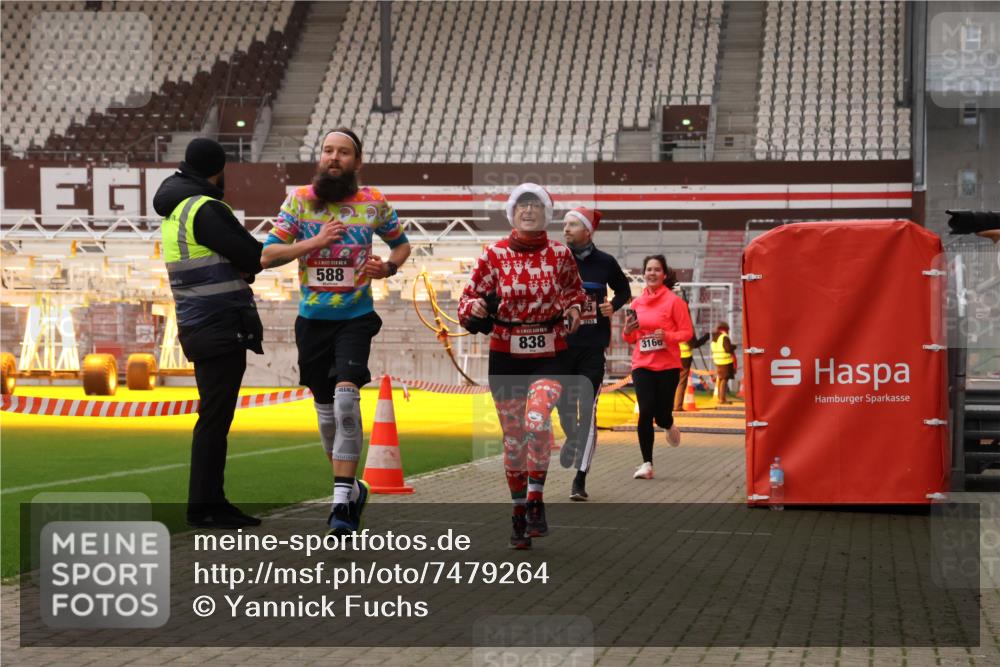 08.12.2024 - St. Pauli X-Mass-Run No. 14 Yannick Fuchs http://msf.ph/oto/7479264 08.12.2024 10:02:19 Ziel 479, 588, 838, 1784, 2780, 2965, 3255, 3304 meine-sportfotos.de