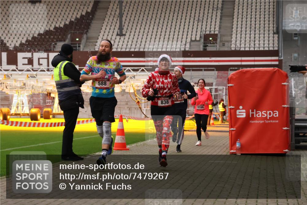 08.12.2024 - St. Pauli X-Mass-Run No. 14 Yannick Fuchs http://msf.ph/oto/7479267 08.12.2024 10:02:19 Ziel 479, 588, 838, 1784, 2780, 2965, 3255, 3304 meine-sportfotos.de