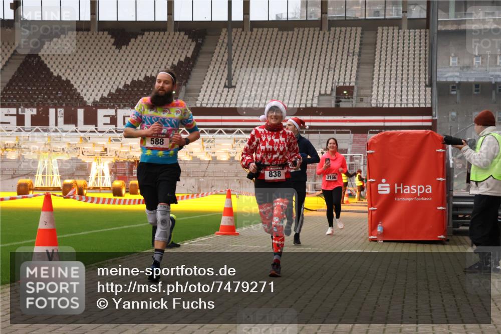08.12.2024 - St. Pauli X-Mass-Run No. 14 Yannick Fuchs http://msf.ph/oto/7479271 08.12.2024 10:02:20 Ziel 479, 588, 838, 1784, 2780, 3255, 3304 meine-sportfotos.de