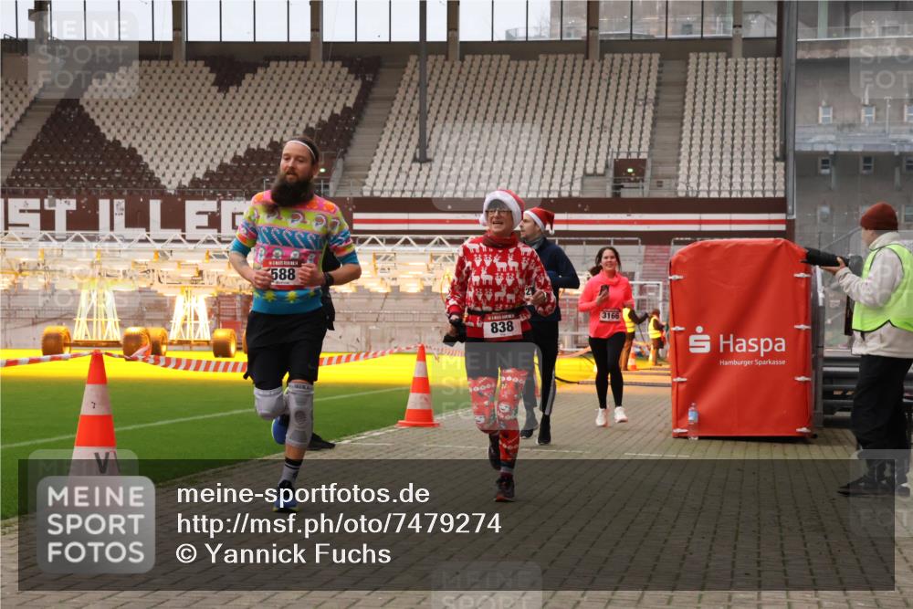 08.12.2024 - St. Pauli X-Mass-Run No. 14 Yannick Fuchs http://msf.ph/oto/7479274 08.12.2024 10:02:20 Ziel 479, 588, 838, 1784, 2780, 3255, 3304 meine-sportfotos.de