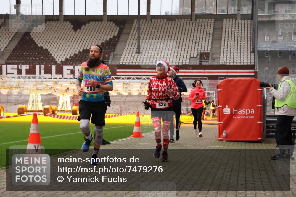 08.12.2024 - St. Pauli X-Mass-Run No. 14 Yannick Fuchs http://msf.ph/oto/7479276 08.12.2024 10:02:20 Ziel 479, 588, 838, 1784, 2780, 3255, 3304 meine-sportfotos.de