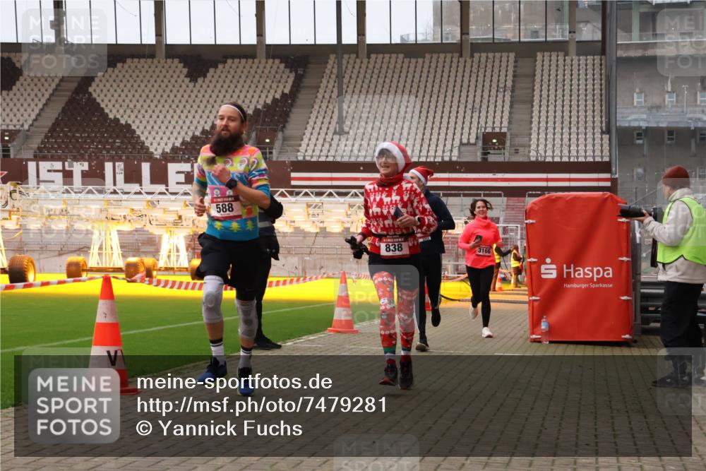 08.12.2024 - St. Pauli X-Mass-Run No. 14 Yannick Fuchs http://msf.ph/oto/7479281 08.12.2024 10:02:20 Ziel 479, 588, 838, 1784, 2780, 3255, 3304 meine-sportfotos.de