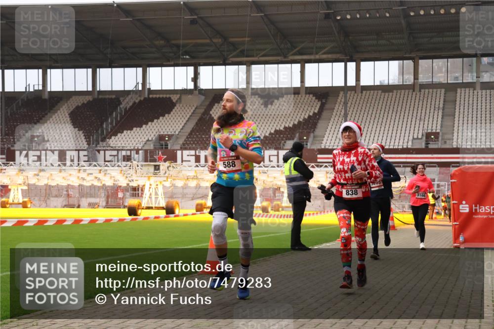 08.12.2024 - St. Pauli X-Mass-Run No. 14 Yannick Fuchs http://msf.ph/oto/7479283 08.12.2024 10:02:21 Ziel 479, 588, 838, 2780, 3255 meine-sportfotos.de
