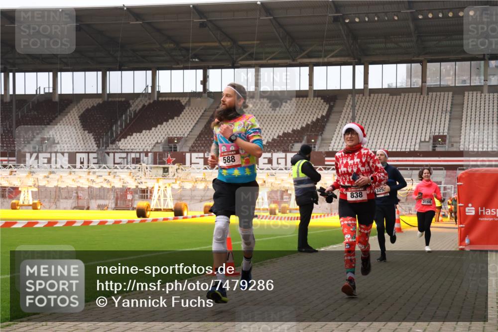 08.12.2024 - St. Pauli X-Mass-Run No. 14 Yannick Fuchs http://msf.ph/oto/7479286 08.12.2024 10:02:21 Ziel 479, 588, 838, 2780, 3255 meine-sportfotos.de