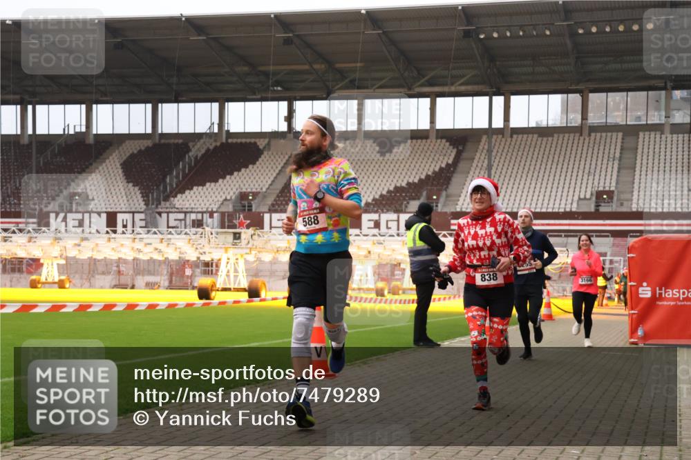08.12.2024 - St. Pauli X-Mass-Run No. 14 Yannick Fuchs http://msf.ph/oto/7479289 08.12.2024 10:02:21 Ziel 479, 588, 838, 2780, 3255 meine-sportfotos.de