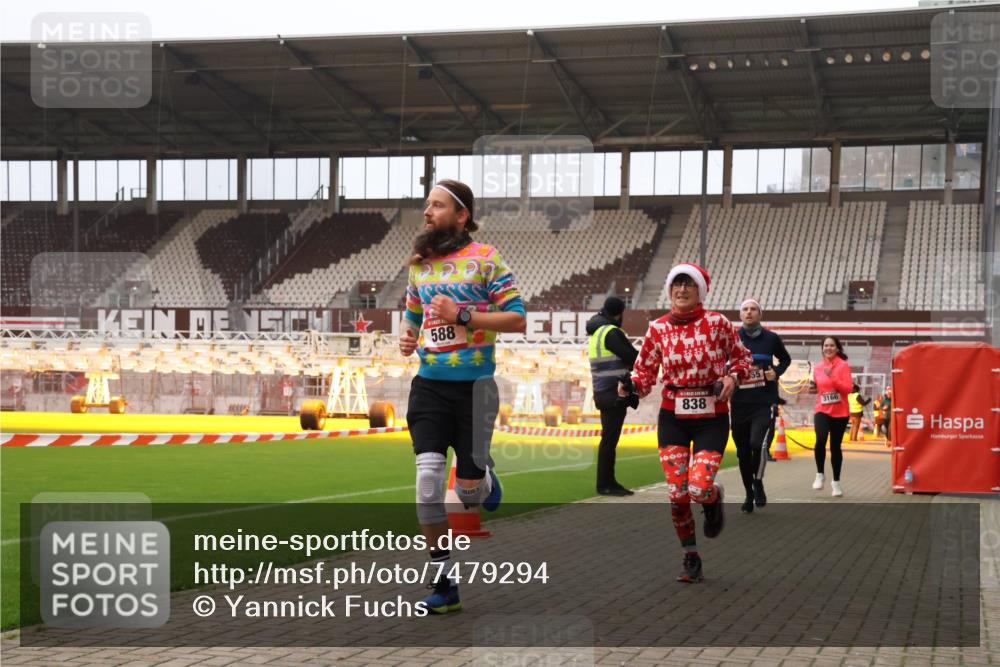 08.12.2024 - St. Pauli X-Mass-Run No. 14 Yannick Fuchs http://msf.ph/oto/7479294 08.12.2024 10:02:21 Ziel 479, 588, 838, 2780, 3255 meine-sportfotos.de