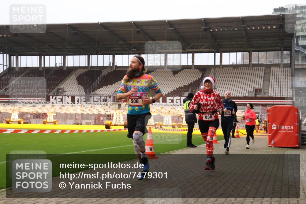 08.12.2024 - St. Pauli X-Mass-Run No. 14 Yannick Fuchs http://msf.ph/oto/7479301 08.12.2024 10:02:21 Ziel 479, 588, 838, 2780, 3255 meine-sportfotos.de