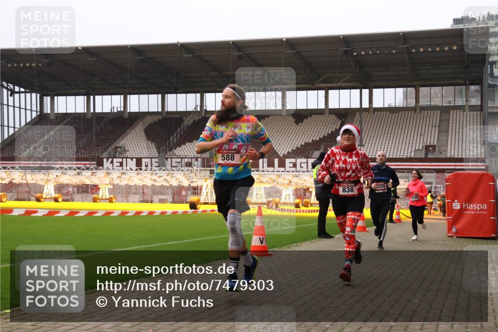 08.12.2024 - St. Pauli X-Mass-Run No. 14 Yannick Fuchs http://msf.ph/oto/7479303 08.12.2024 10:02:21 Ziel 479, 588, 838, 2780, 3255 meine-sportfotos.de
